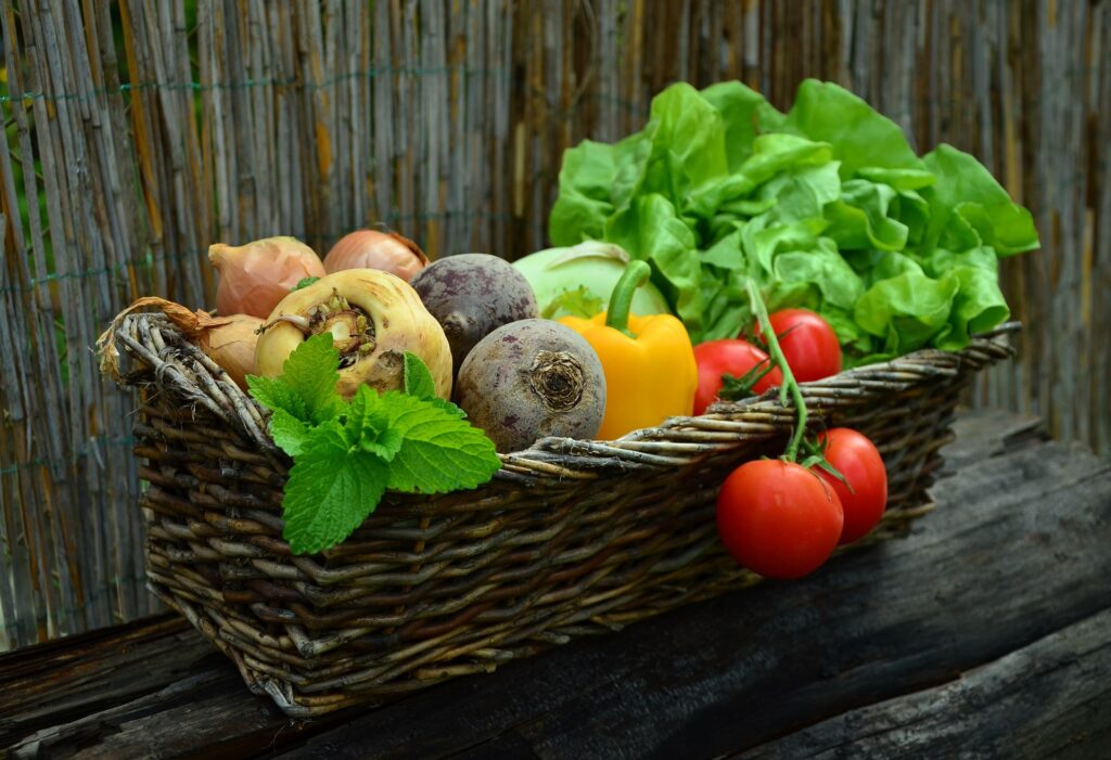 Bilde av grønnsaker i korg.