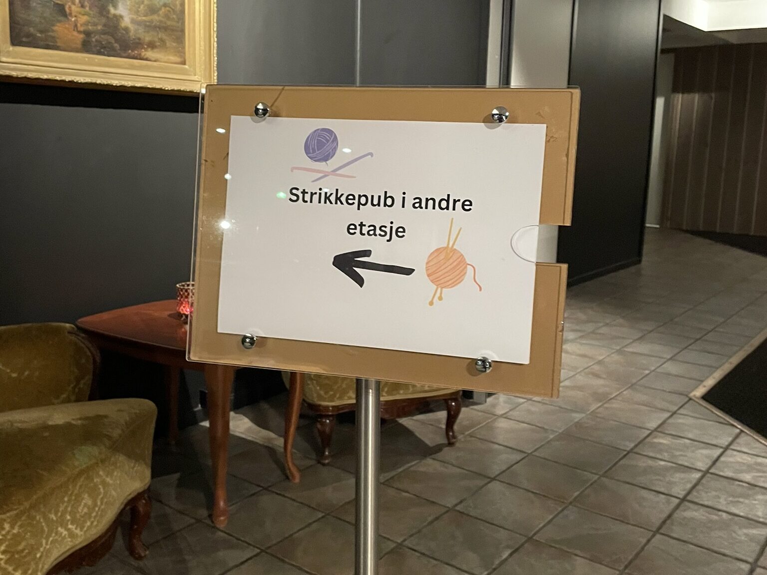 Skilt: Strikkepub i andre etasje